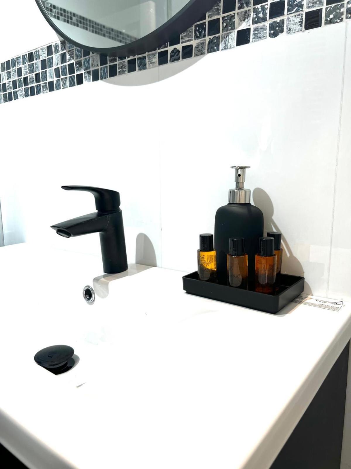 בריסל Wolu Suites מראה חיצוני תמונה